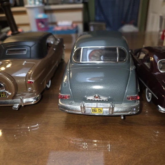 Classic Die-Cast Car Model Set - Blue, Brown, Maroon - Picture 2 of 8